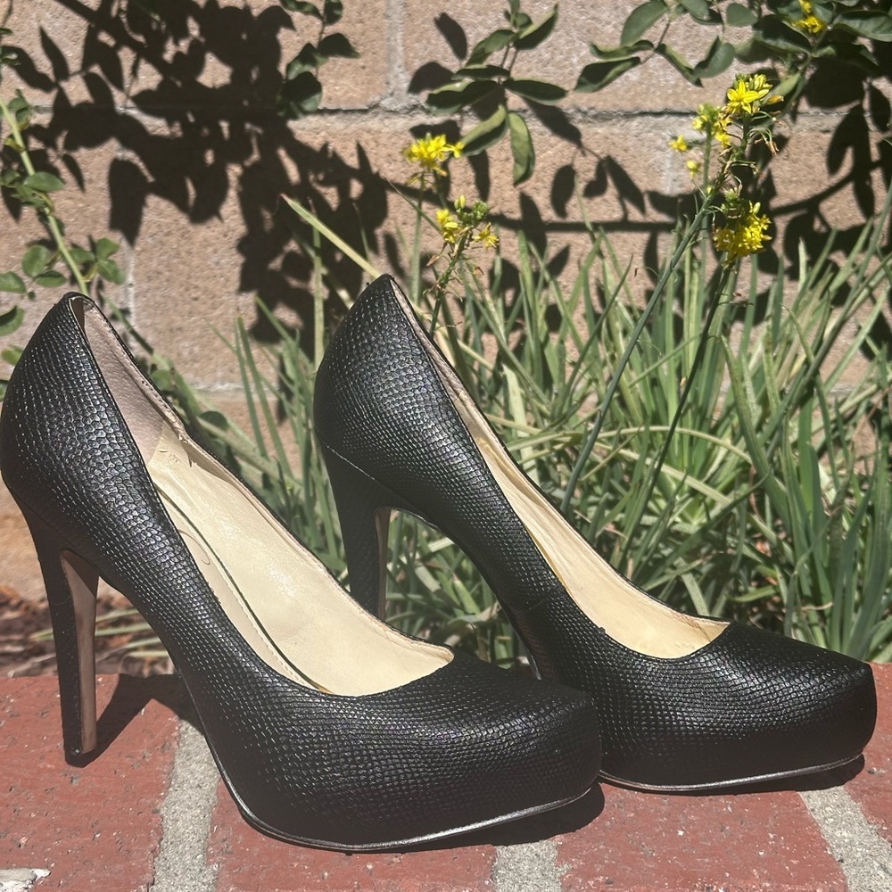 Jessica Simpson Black Textured Platform Pumps – Size 7 ½